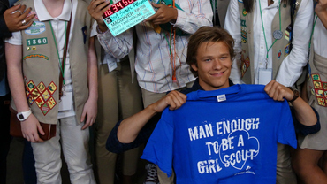 MacGyver Stars Get A Surprise From Girl Scouts